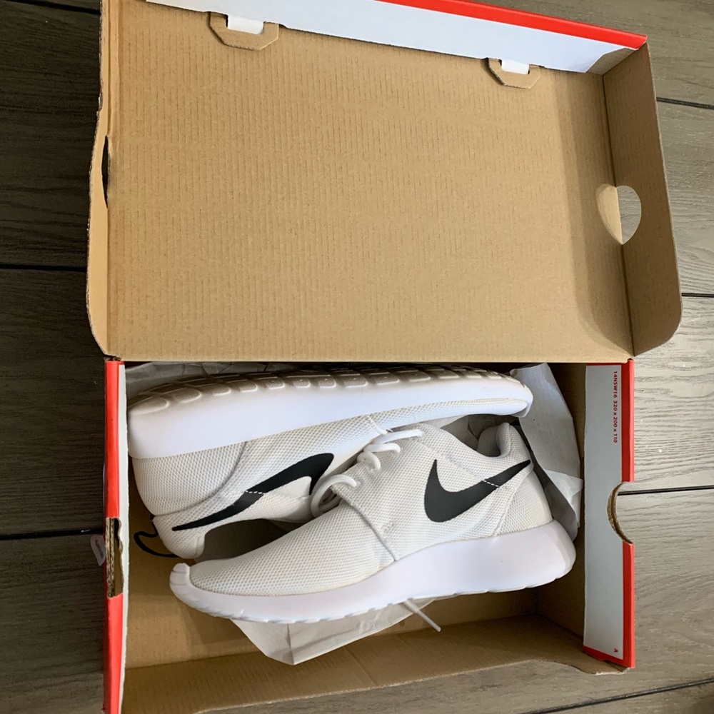 NIKE ROSHE ONE